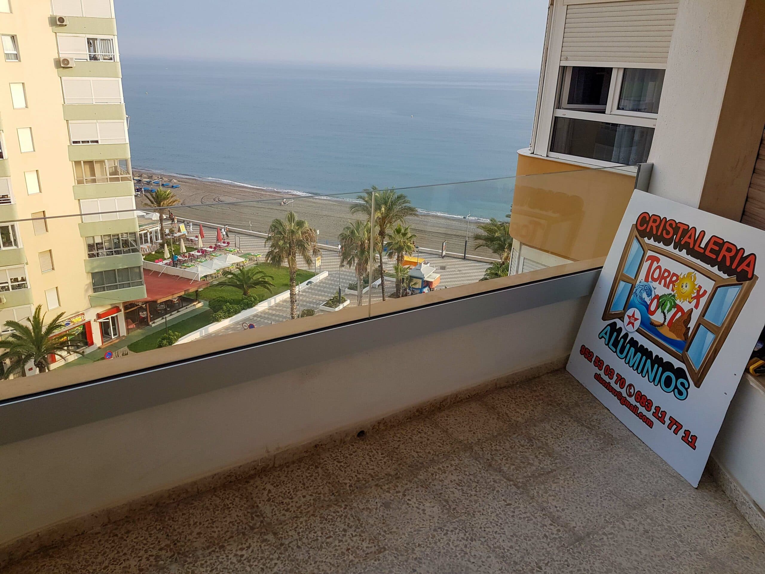 Barandilla de cristal en balcón con vistas al mar