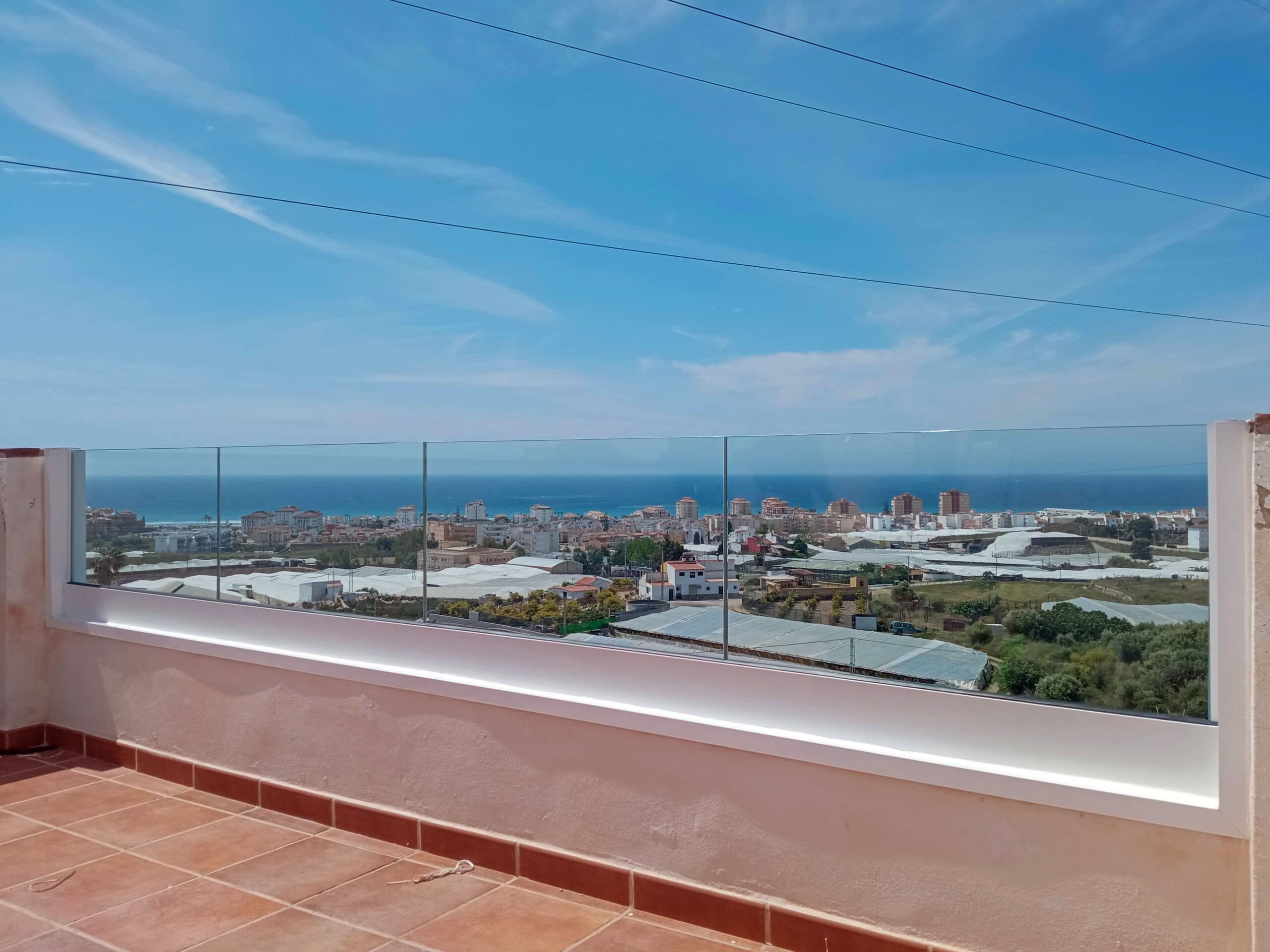 Barandilla de cristal en terraza panorámica
