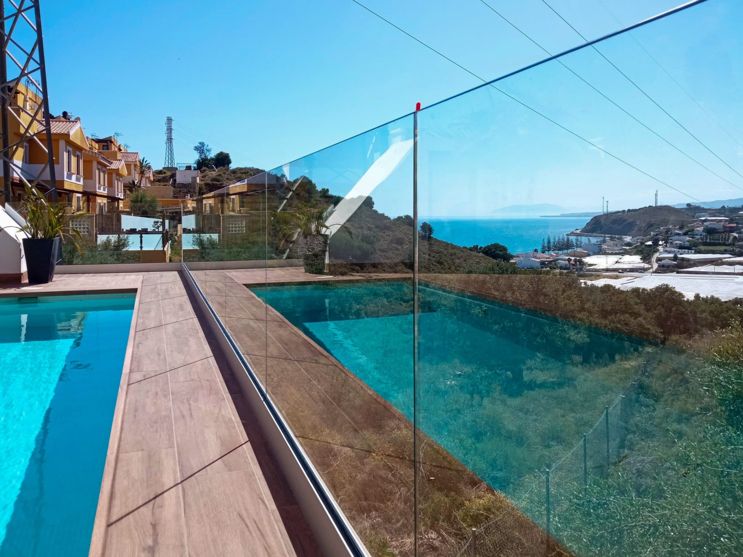 Barandilla de cristal junto a piscina