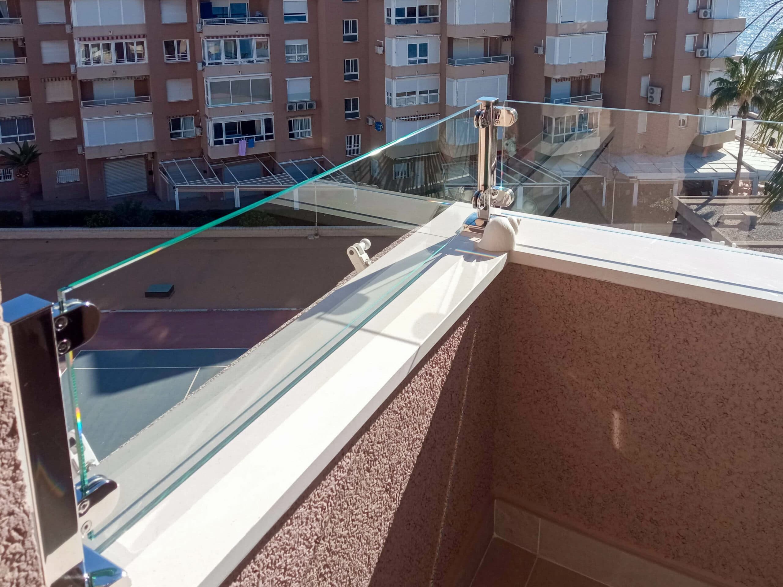 Detalle de herrajes para barandilla de cristal