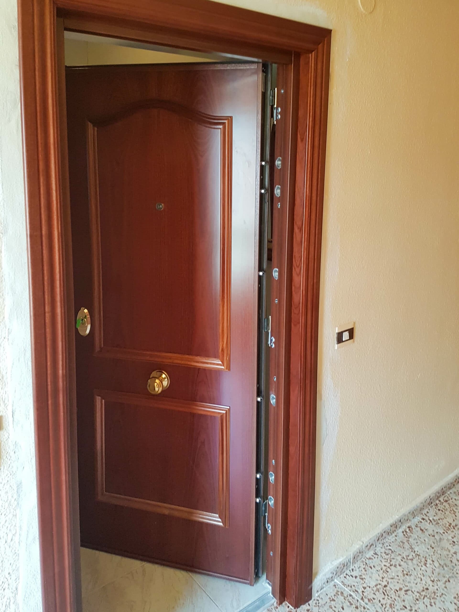 Puerta de acceso con carpintería de aluminio