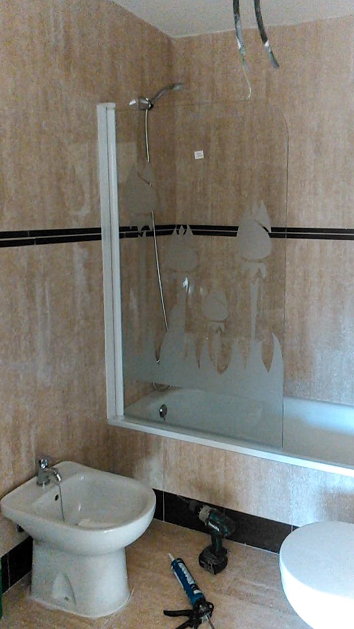 Ducha con mampara de vidrio templado