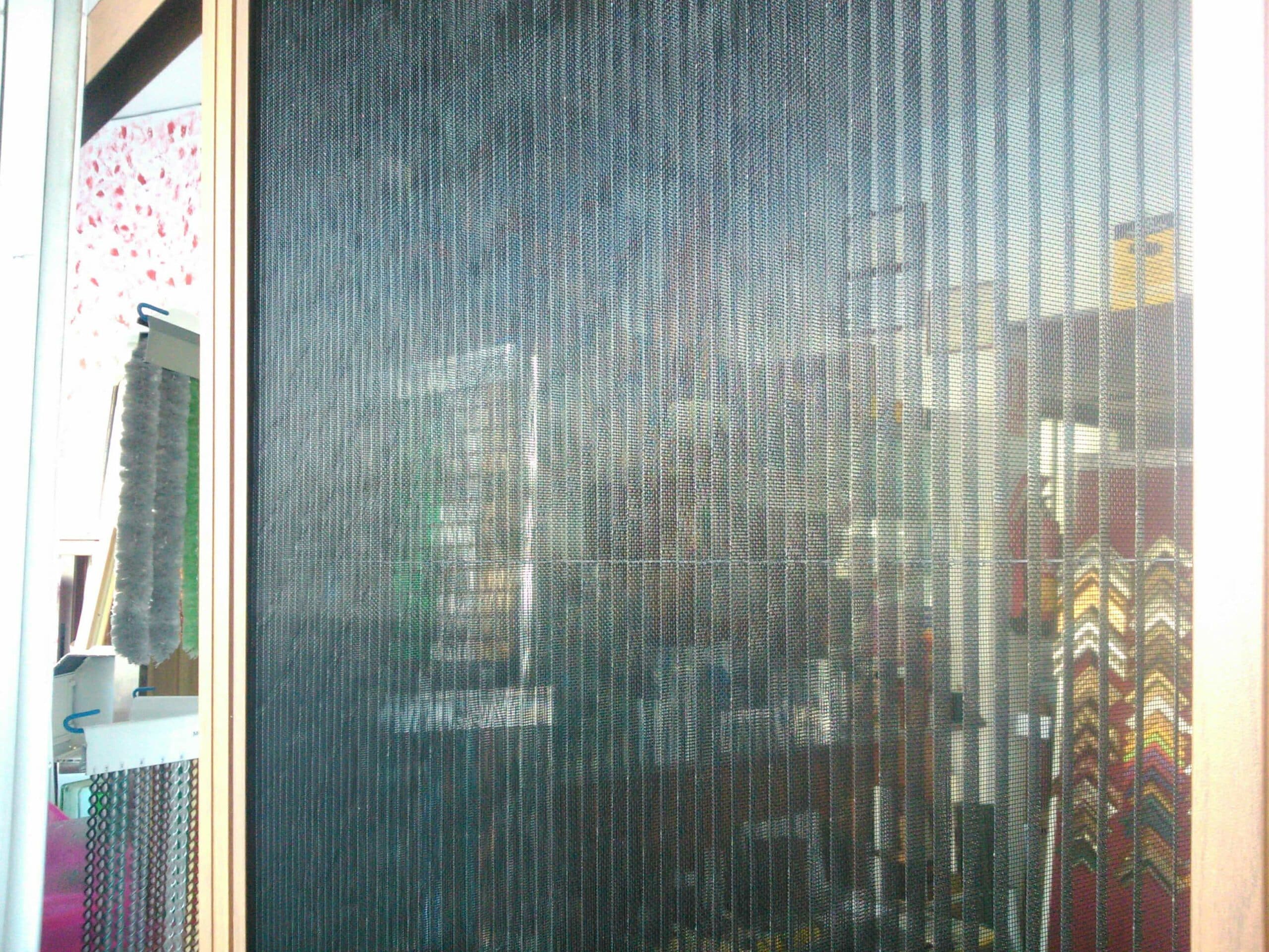 Ventana con mosquitera instalada
