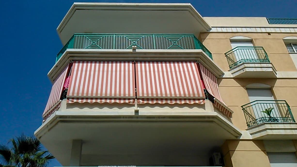Toldo de brazo instalado en fachada