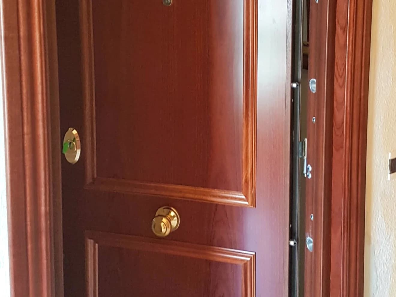Cerradura de una puerta acorazada instalada en Torrox Costa